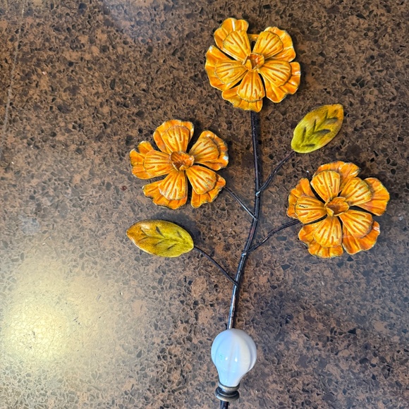 Vintage inspired pair of metal flower wall hooks - Picture 4 of 8